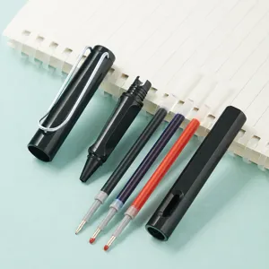 Vue principale d'un stylo à encre gel noire avec trois recharges de couleur sur le bureau.