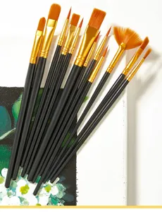 Primer plano detallado de un juego de 12 pinceles de artista de nailon con mangos negros.