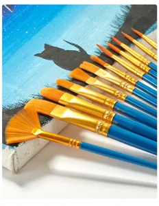 Primer plano detallado de un juego de 12 pinceles de nailon con mangos azules y casquillos dorados.