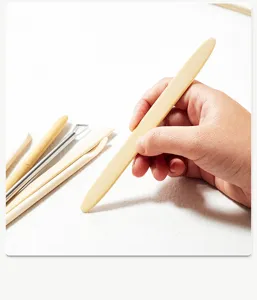 Primo piano dettagliato di uno strumento per ceramica in bambù con vari utensili.