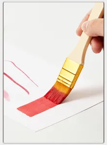 Detailaufnahme eines Holzstiel-Pinsels beim Ziehen glatter roter Striche auf Papier.