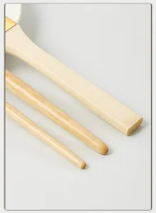Holz Pinselstiele Detailansicht mit natuerlicher Holzmaserung fuer kuenstlerische Arbeiten.