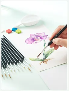 Detailansicht des Pinselsatzes mit feinen Spitzen, schwarzer Kunststoffgriff für Aquarellkunst.