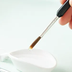 Nagel-Linerpinsel, feiner Malstift mit Plastikstiel, gute Wasseraufnahme und Elastizität.