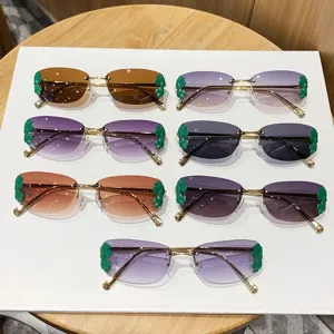 Lunettes de soleil a verres degrades de mode avec decor de trefle vert metal chic