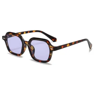 Modische Retro quadratische Sonnenbrille mit Schildpattgestell und lila Gläsern.