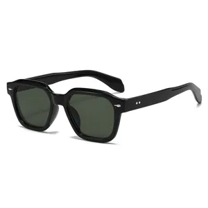 Elegante schwarze quadratische Sonnenbrille mit dunkelgrünen Gläsern und schicken Nieten.