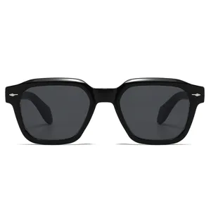 Modische schwarze quadratische Sonnenbrille mit Nietendetails und starkem UV-Schutz.