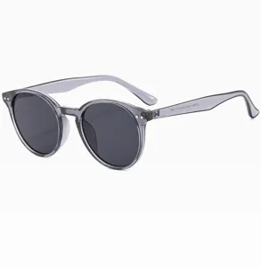 Nahaufnahme der transparenten grauen runden Sonnenbrille mit Details zu Scharnieren und Bügeln.