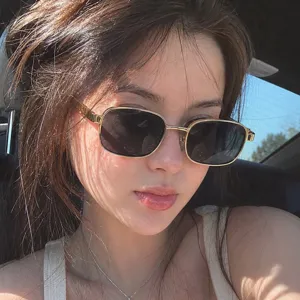 Lunettes de Soleil Carrées Rétro avec Monture en Métal Épaisse pour Hommes Femmes Mode Sensation Haut de Gamme Protection UV400 Lunettes Décor de Croix
