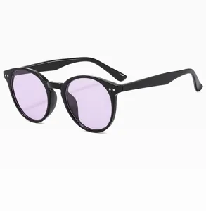 Detailansicht der runden Sonnenbrille mit schwarzem Rahmen und helllila Gläsern.