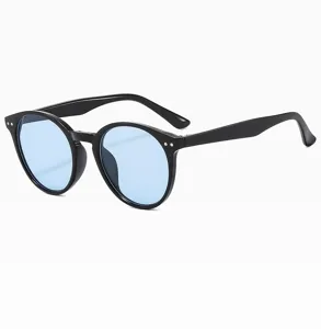 Detailansicht trendiger runder Vintage-Sonnenbrille mit blauen Gläsern für Streetstyle.