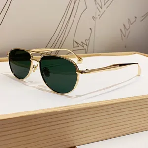 Doppelsteg Piloten Sonnenbrille mit Gold Metallrahmen und dunkelgrünen Gläsern Hauptansicht.