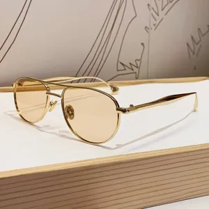 Klassische Doppelsteg Piloten Sonnenbrille aus Metall mit stilvollen leichten Gläsern für Damen.