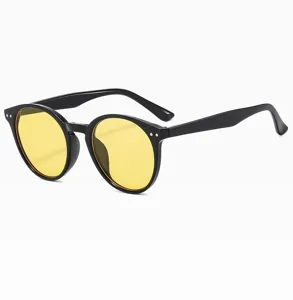 Retro runde Sonnenbrille mit gelben Gläsern für streetwear stil und UV Schutz Details.