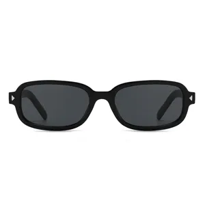 Klassische schwarze Sonnenbrille mit Metalldreieck-Bügeln, stylisch und UV-Schutz.