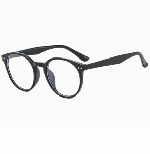 Nahaufnahme einer runden Vintage-Brille in Schwarz, minimalistisch, klares Rahmendetail.