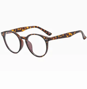 Nahaufnahme der Retro-Brille mit rundem Schildpatt-Rahmen und elegantem Vintage-Design.