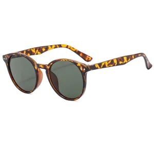 Klassische Vintage-Sonnenbrille mit rundem Schildpatt-Rahmen und stylischen grünen Gläsern.
