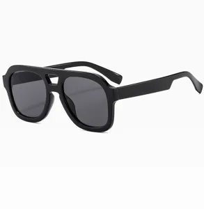 Vue détaillée de lunettes de soleil rétro noires à double pont et monture épaisse