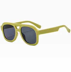 Vue de détail rapprochée de lunettes de soleil tendance à double pont, design rétro stylé.