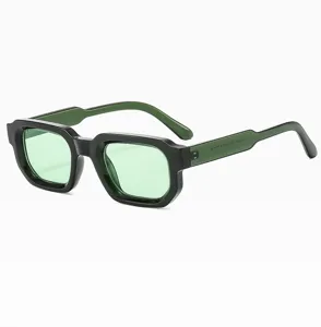 Quadratische Sonnenbrille mit breiten Bügeln und grünen Gläsern für modischen Sonnenschutz.