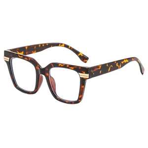 Modische große quadratische Blaulichtfilter Brille mit Schildpatt-Gestell und goldenen Akzenten.