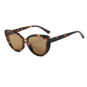 Gafas de sol ovales carey vintage para mujer, elegantes y protección UV de moda chic.
