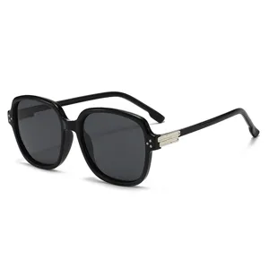 Gafas de sol cuadradas vintage negras con remaches metálicos y lentes polarizadas.