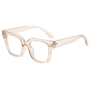 Klobige transparente quadratische Brille mit goldenem Metallakzent und Blaulichtfilter Mode.