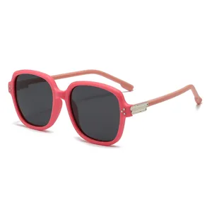 Gafas de sol cuadradas retro para niños en color rosa con detalles metálicos.