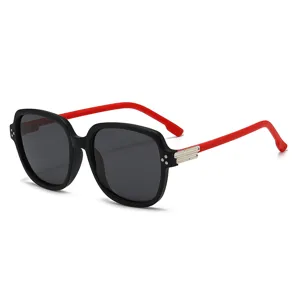 Gafas de sol cuadradas retro para niños con remaches de metal, protección UV lentes polarizadas.