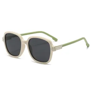 Gafas de sol polarizadas infantiles estilo retro con remaches, montura beige y patillas verdes.