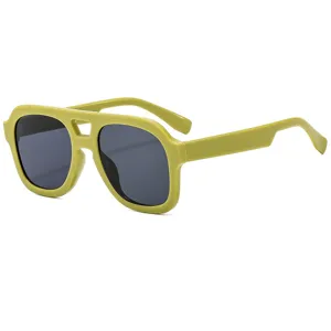 Lunettes de soleil carrées tendance à double pont, monture jaune et verres de protection UV.