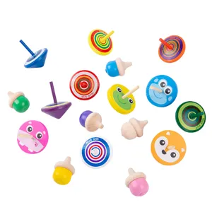Ensemble de toupies en bois pour enfants, motifs animaux colorés et design arc-en-ciel pour bureau.