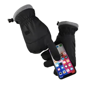 Detailansicht der schwarzen Winter-Thermotouchscreen-Handschuhe mit warmem Fleecefutter.