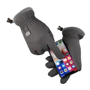 Detailansicht von Winter Thermohandschuhen mit Touchscreen und wasserdichtem Futter.