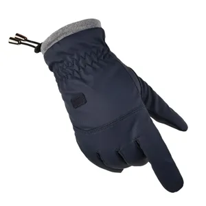 Detailansicht der warmen wasserdichten Winter Radfahrhandschuhe mit Fleece Futter Kordelzug.