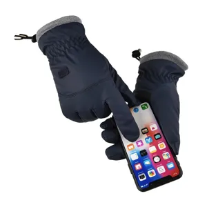Detailansicht von Winter-Fahrradhandschuhen zur Demonstration der Touchscreen-Bedienung.