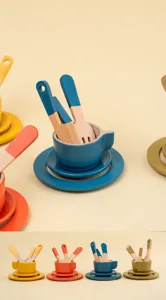 Set da tè giocattolo in legno per bambini con tazze, piattini e cucchiai colorati.