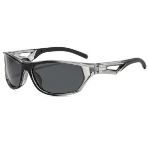 Gafas de sol deportivas con montura negra y transparente y lentes polarizadas para ciclismo.