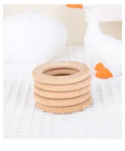 Nahaufnahme gestapelter Naturholzringe, ideal für Bastelarbeiten, DIY-Projekte und Kinderspielzeug.