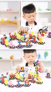Nahaufnahme Detail der bunten magnetischen Holz-Buchstaben-Zug Spielzeugblöcke für Kinder.