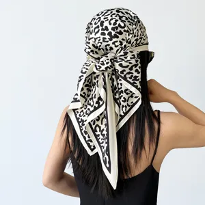 Schwarz-weißer Leopardenmuster Seidenschal, retro Dreiecktuch für Damen modischer Wrap.