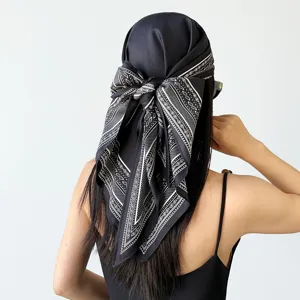 Schwarzes Satin Paisley Kopftuch Retro Bandana Dreieck Haartuch fuer Damen Alltag Mode