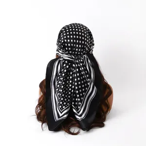 Zwarte en witte polkadot zijden vierkante sjaal voor vrouwen, elegante haarwikkel en hoofddoek.