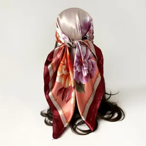 Dettaglio elegante del foulard quadrato in satin con stampa floreale vintage molto lucida.