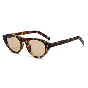 Schicke Sonnenbrille mit Schildpatt-Muster, flacher Oberseite und Nieten für den Sommer.