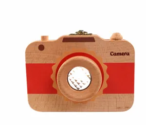 Vue détaillée de caméra jouet kaléidoscope en bois, cadeau éducatif interactif pour enfants.