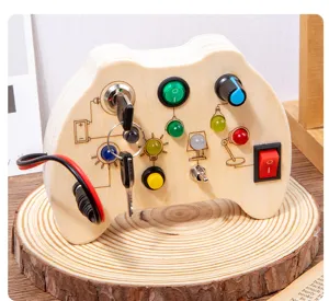 Vista detallada del tablero sensorial de madera con interruptores y luces LED.